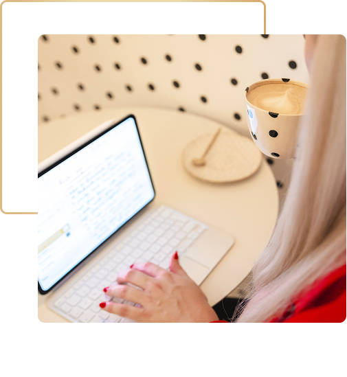 Helena Zrinski radi na analizi web stranice – Design Dots usluga audita weba