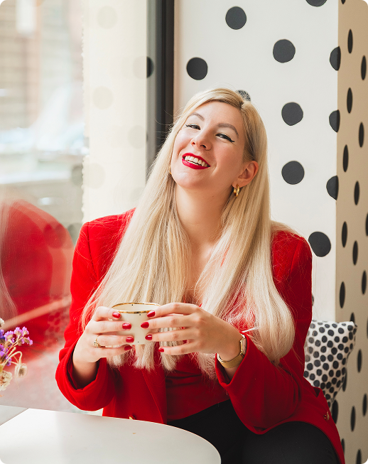 Helena Zrinski, osnivačica Design Dots, smiješi se uz šalicu kave